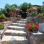 In 2 To 3 Persons With Large Private Garden Daire