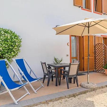 In 2 To 3 Persons With Large Private Garden Daire
